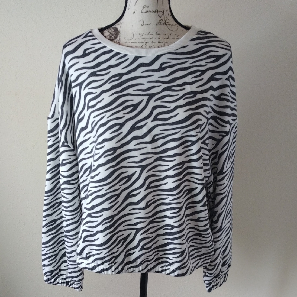 Remi James NYC Chic Tiger Patterned Long Sleeve Knit Top (XL)